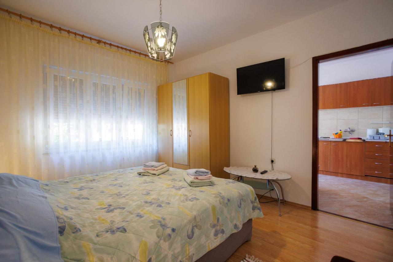 Apartment Studio Close To Sea Krk Town Eksteriør bilde